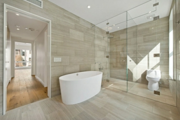 minimalistisches-bad-glas-duschkabine-fliesen-holzoptik