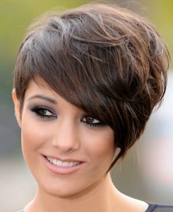 moderne-Frisuren-für-Frauen -mit-kurzen-Haaren-