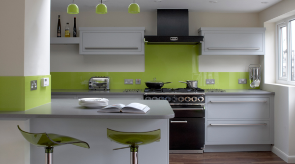 moderne-Küche-Wandgestaltung-Grün