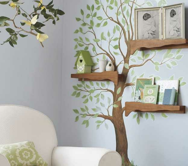 moderne-Wandbilder-im-Wohnzimmer-Holzregale-Wandbild-mit-einem-Baum
