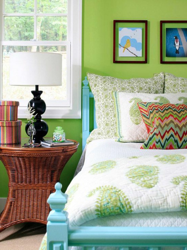 moderne-Wandgestaltung-in-grüner-Farbe-im-Schlafzimmer