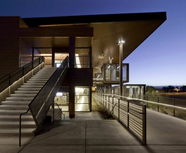 moderne-kreativ-gestaltete-treppengeländer-für-außen