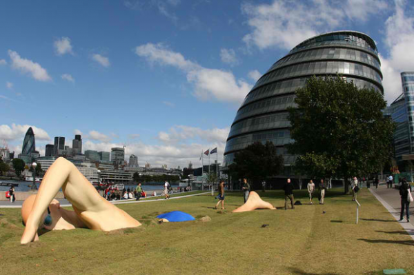 moderne-skulpturen-der-schwimmende-mann-london-england