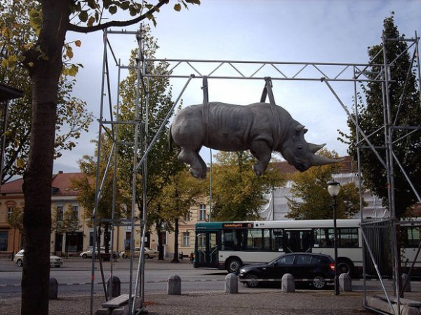 moderne-skulpturen-hängendes nashorn-postdam-deutschland