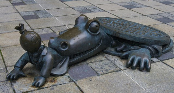moderne-skulpturen-krokodil-isst-einen-kapitalist-brooklyn-new-york