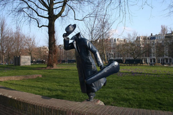 moderne-skulpturen-musikant-ohne-kopf-amsterdam-niederlande