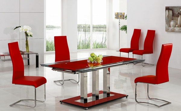 moderne-stühle-für-esszimmer-mit-einem-roten-esstisch