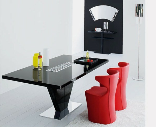 moderne-stühle-für-esszimmer-mit-einem-schwarzen-schicken-tisch