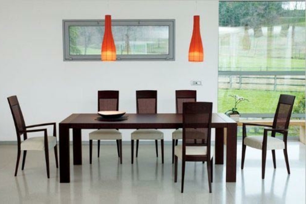 moderne-stühle-für-esszimmer-zwei-hängende-orange-lampen