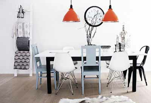 moderne-stühle-für-esszimmer-zwei-orange-hängende-lampen-über-dem-tisch