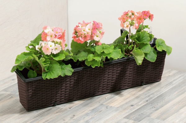 moderner-Blumenkasten-für-Balkon-aus-Rattan