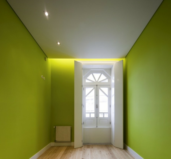 moderner-Flur-mit-Wandfarbe-Grüntone-Wandgestaltung in Grün