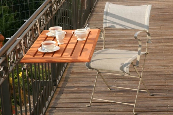 moderner-Hängetisch-für-Balkon-aus-Holz-Geländer