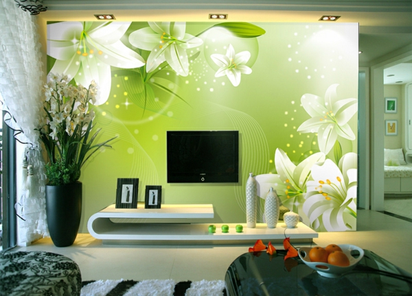 modernes-Wohnzimmer--Wand-.in-Grüntönen-und-weiße.-Blumen