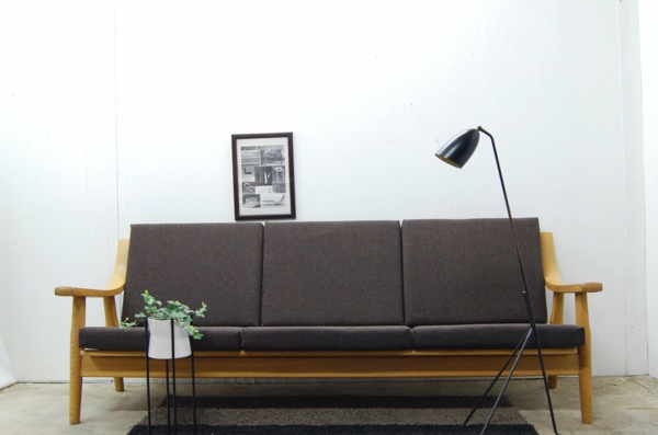 nordische-möbel-braunes-sofa