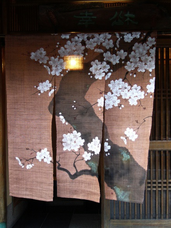 orientalische-gardinen-japanisch-blueten-wehend-durchsichtig