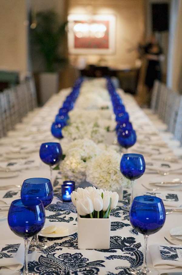 -originelle-Tischdekoration-mit-weißen-Tulpen