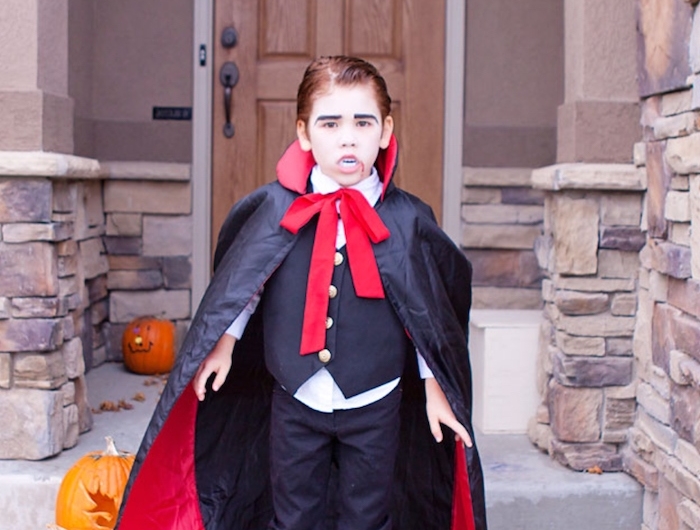 originelle ideen halloween vampir kostüm kinder junge schwarz rotes cape weißes t shirt mit weste geschnitzte kürbisse