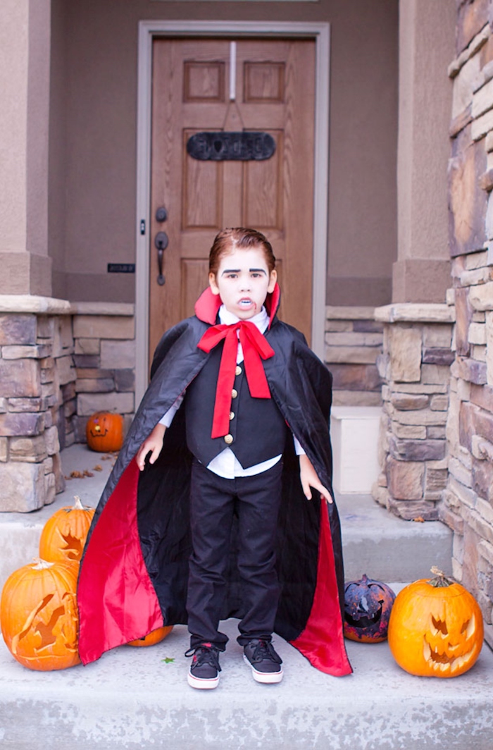 originelle ideen halloween vampir kostüm kinder junge schwarz rotes cape weißes t shirt mit weste geschnitzte kürbisse 