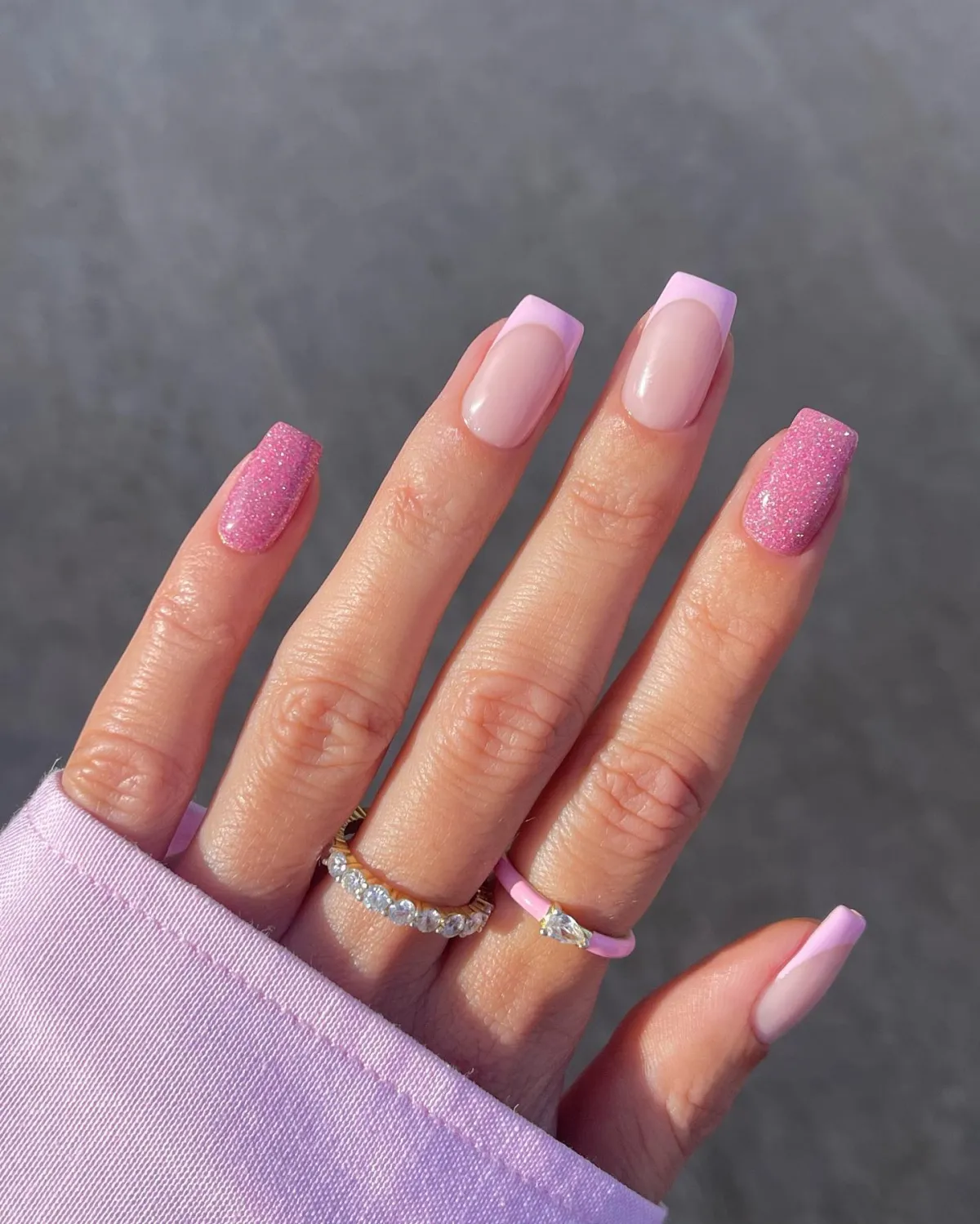 originelle lange rechteckige fingernaegel in rosa und glazed donut pink
