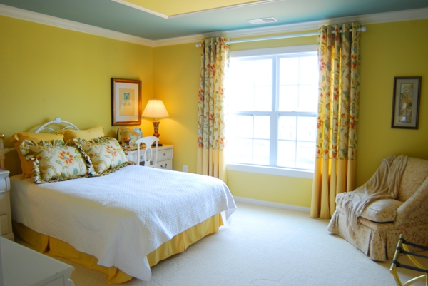 richtig-schöne-gelbe-farbgestaltung-im-schlafzimmer