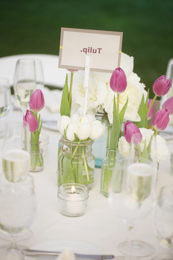 rosa-Tischdekoration-mit-Tulpen