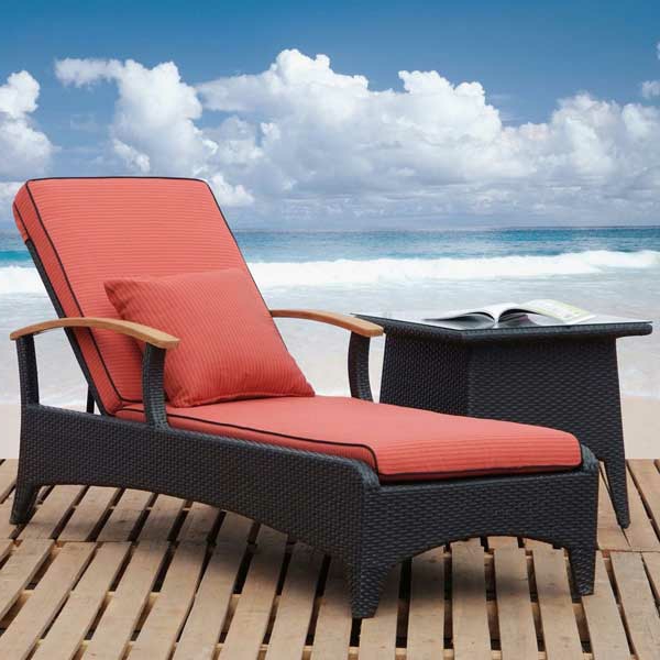 roter-liegestuhl-lounge-möbel-outdoor