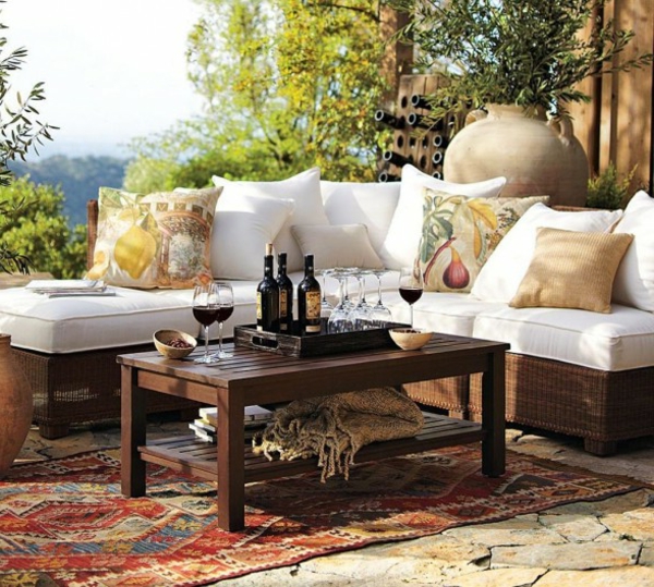 rustikale-gartenmöbel-sofa-mit-weißen-dekokissen