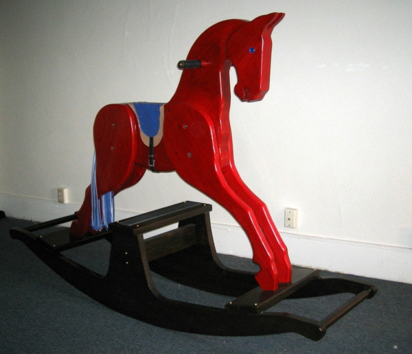 schaukel-für-erwachsene-rotes-pferd