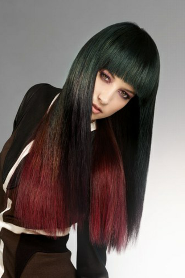 schicke-frisuren-lange-schwarze-haare-mit-roten-nuancen