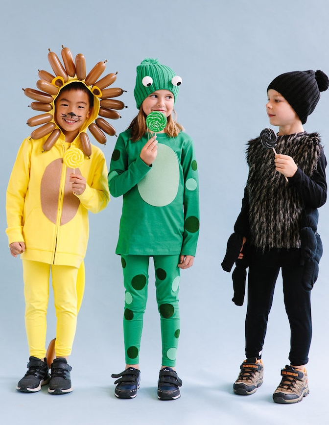 schwarze spinne grüner frosch gelber löwe halloween kostüme für kinder einfach coole originelle ideen bunte lollipops kostüme für mädchen und jungs