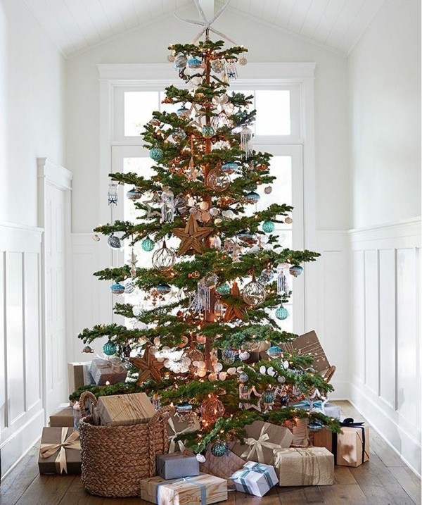 schön-dekorierter-Weihnachtsbaum-im-Flur