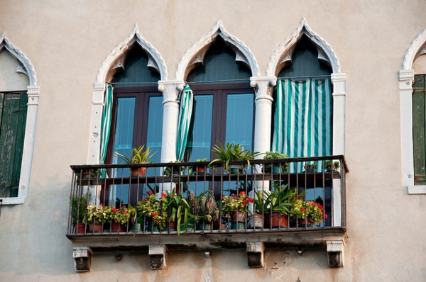 schöne--Balkone-mit-Geländer-Französische-Balkone-Ideen