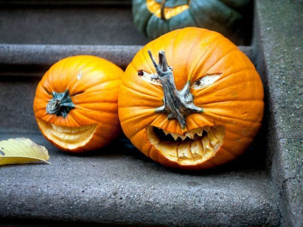 schöne-Halloween-Kürbis-Gesichter-Deko-Idee