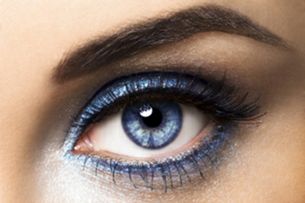 schöne-blaue-kontaktlinsen-für-halloween