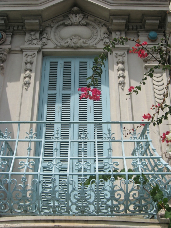 schöner-Balkon-mit-französischem-Design-Fensterläden