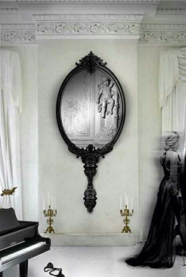 schöner-schicker-spiegel-im-gothic-badezimmer