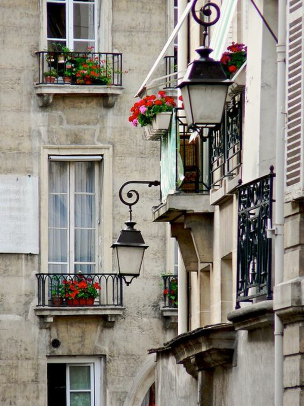 schönes-Gebäude-mit-französischen_Balkonen-