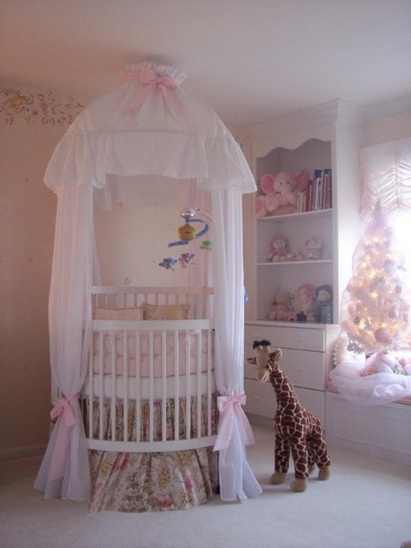 schönes-babyzimmer-mit-einem-rosigen-bett