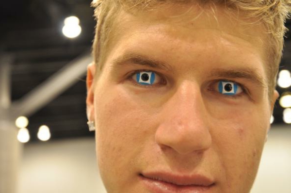 sehr-blaue-kontaktlinsen-für-halloween
