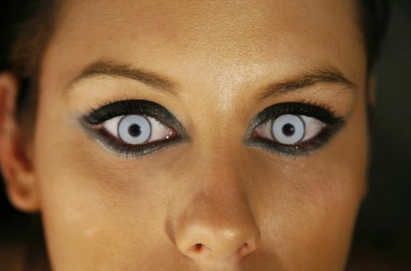 sehr-schreckliche-blaue-kontaktlinsen-für-halloween