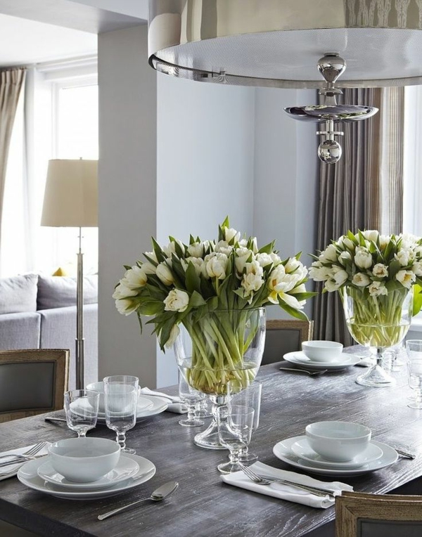 sehr-schöne-Tischdekoration-mit-Tulpen-in-Weiß