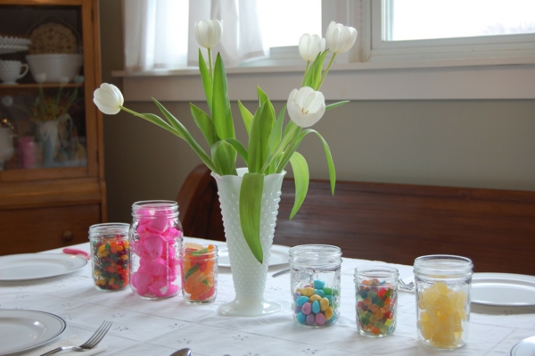 sehr-schöne--Tischdekoration-mit-weißen-Tulpen--