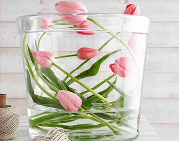 sehr-schöne-originelle-Tischdekoration-mit-rosa-Tulpen