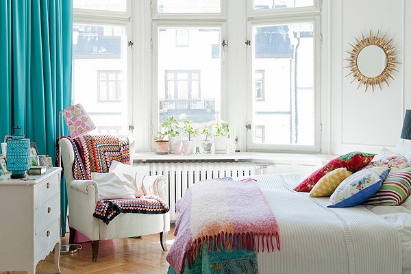 skandinavisches-appartement-einrichten-blaue-gardinen