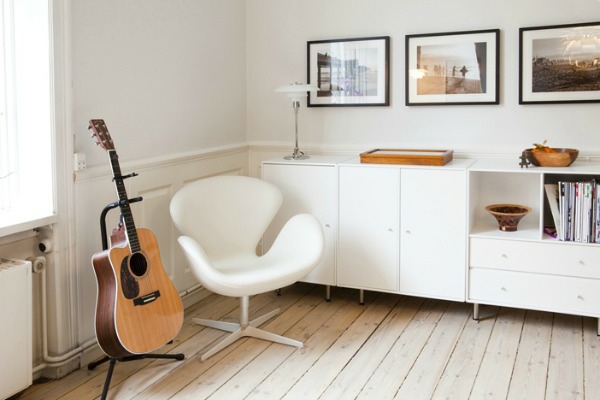 skandinavisches-appartement-einrichten-eine-guitarre-neben-dem-weißen-stuhl