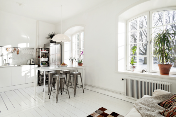 skandinavisches-appartement-einrichten-eleganter-weißer-tisch