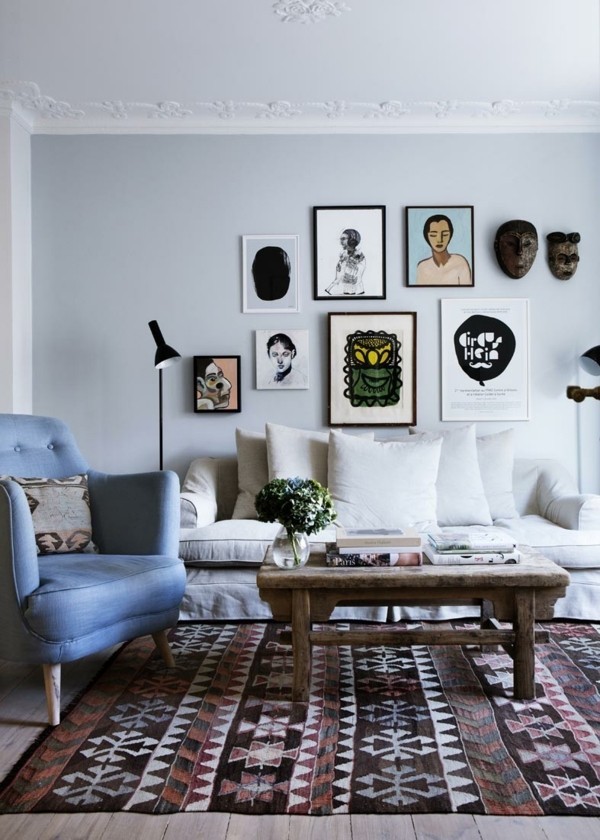 skandinavisches-appartement-einrichten-viele-coole-bilder-an-der-weißen-wand