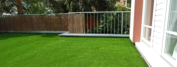 super-coole-Terrasse-mit-künstlichem-Gras-Rasenteppich