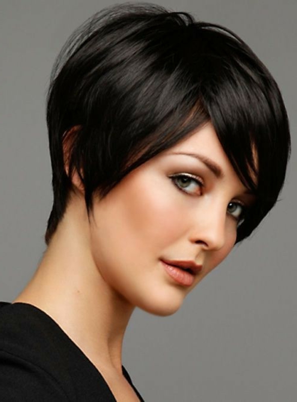 super-kurze-haarfrisur-in-schwarzer-farbe
